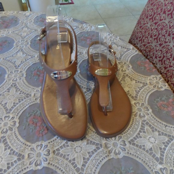 New Michael Kors Brown Saffiano Leather "T" Strap Sandals Size 9.5M - Picture 1 of 12